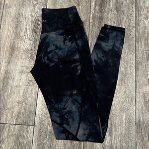 ALPHALETE SURFACE LEGGINGS
